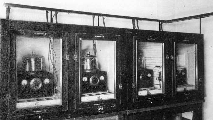 Early NBS crystal oscillator frequency standards